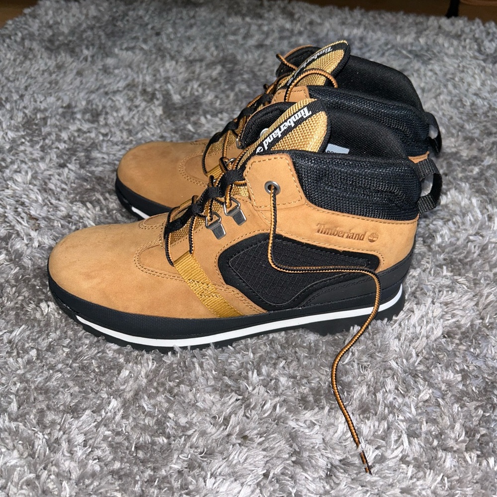 Timberland boots brand new never worn, size 6 boys but fits women size 8.